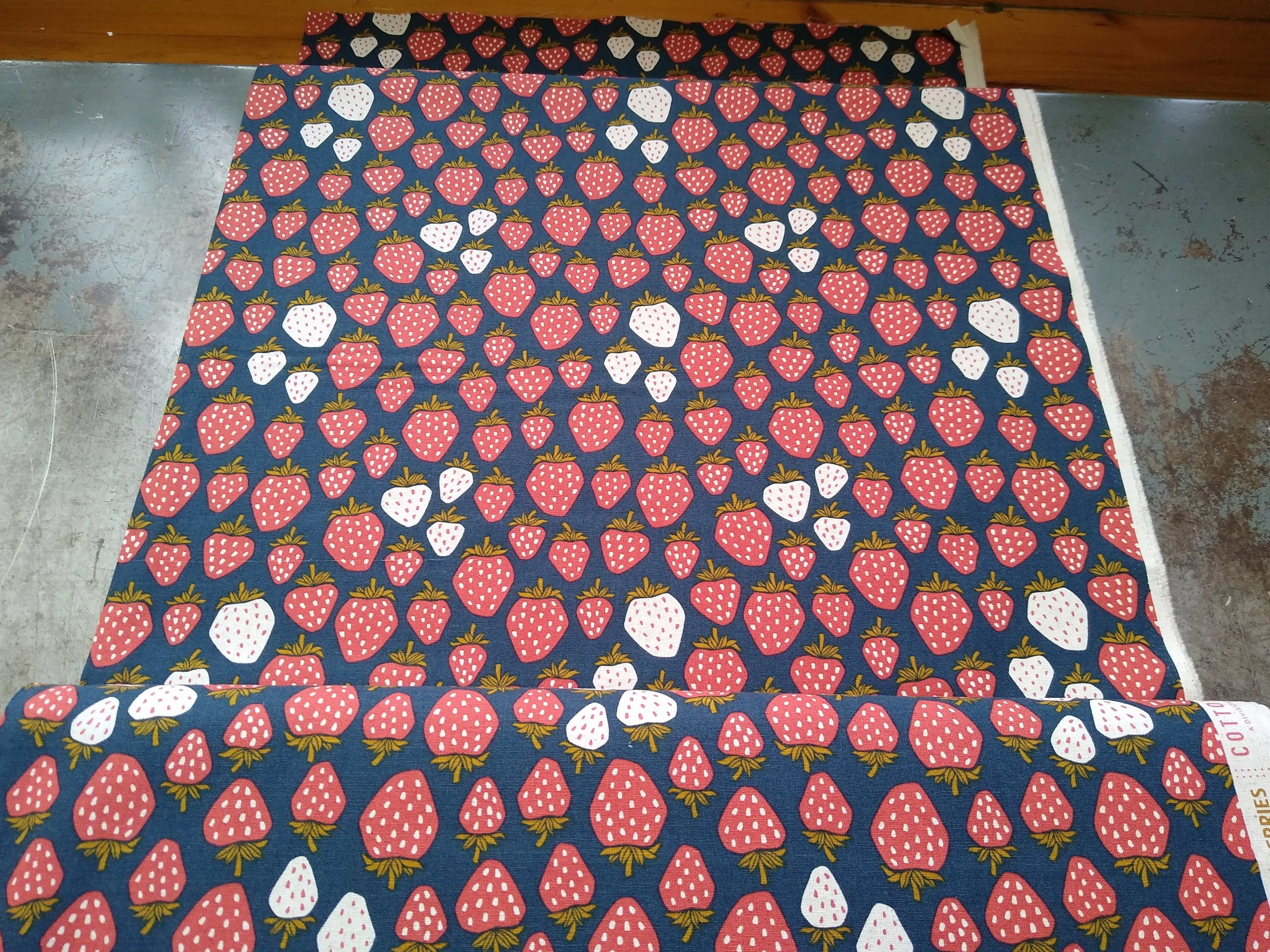 Cotton Linen Blend / Strawberry Patch / Navy